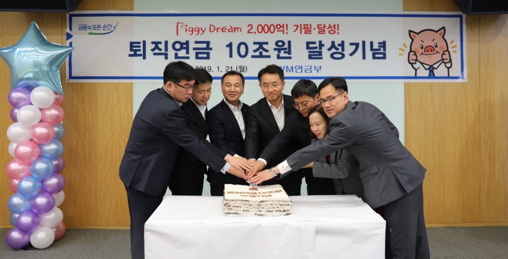 (왼쪽부터)최정훈 개인고객부장, 김홍범 마케팅전략부장, 이창호 수석부행장, 김인태 마케팅부문 부행장, 신용인 WM연금부장, 박현주 퇴직연금마케팅팀장, 김기현 WM사업단장이 기념촬영을 하고 있다./사진=NH농협은행