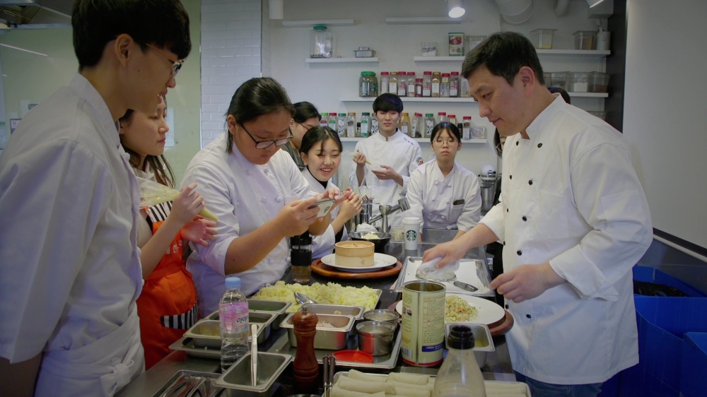 호텔신라 주방장이 ‘드림메이커’ 8기 조리분과에 참여 중인 학생들 앞에서 조리 시범(멘토링)을 보이고 있다. /사진제공=호텔신라