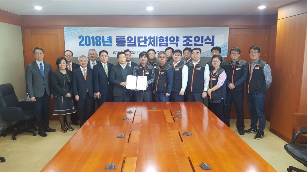 사무금융노조와 8개 증권사(교보증권·신한금융투자·하나금융투자·하이투자증권·한국투자증권·KB증권·SK증권·NH투자증권)의 대표이사가 23일 오후 서울 여의도 금융투자협회에서 ‘2018년 통일단체협약'을 체결했다./사진=사무금융노조