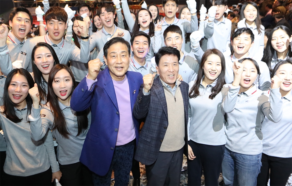 하나금융그룹이 지난 26일 광장동 그랜드 워커힐에서 '하나금융그룹 출발 2019' 행사를 개최하고 2019년 5대 경영 키워드를 발표했다. 김정태 하나금융그룹 회장(사진 왼쪽에서 세번째)과 함영주 KEB하나은행장(사진 왼쪽에서 네번째)이 신입 직원들과 함께 기념촬영을 하고 있다. / 사진= 하나금융지주