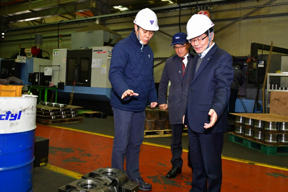 유윤대 부행장(오른쪽)과 최성진 동인중공업 대표이사(왼쪽)가 동인중공업 현장을 살펴보고 있다./사진=NH농협은행