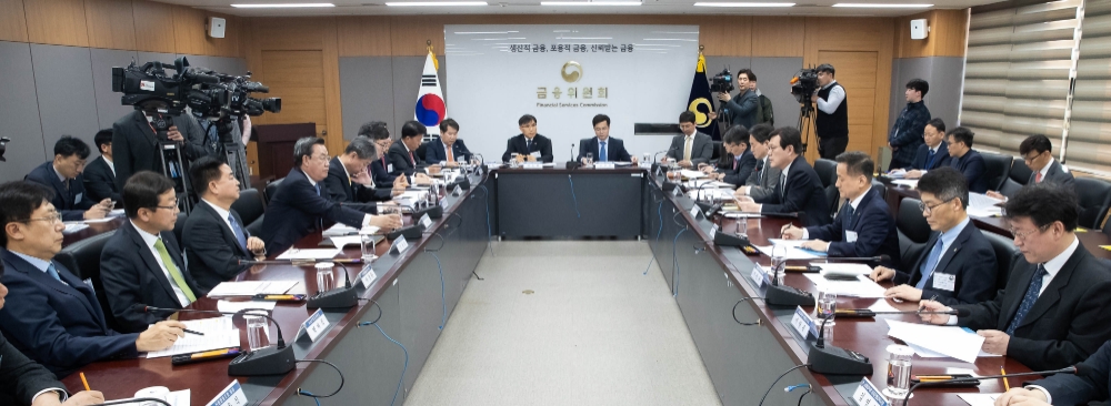 최종구 금융위원장은 25일 정부서울청사에서 가계부채관리 점검회의를 열고 가계부채 관리방안에 대한 금융권의 협조를 당부했다. / 사진= 금융위원회