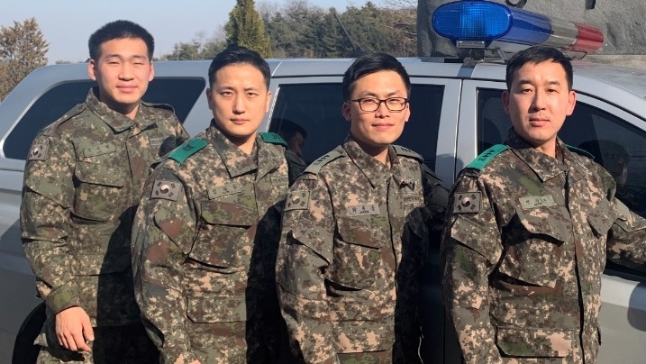 (왼쪽부터)수도방위사령부 헌병대 소속 진석렬 상병, 임차돌 중사, 박종궁 대위, 전승근 대위. (사진=LG그룹)