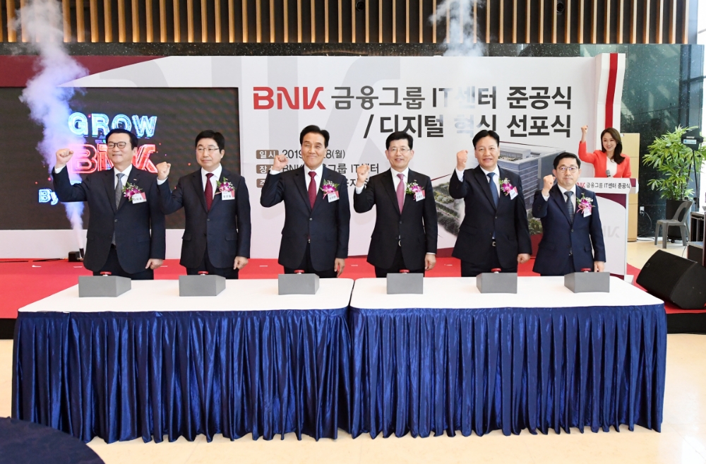 BNK금융그룹이 28(월) ‘BNK금융그룹 IT센터’ 준공식을 개최하고 디지털 혁신 선포식을 가졌다(사진 왼쪽부터, BNK캐피탈 이두호 대표, BNK경남은행 황윤철 은행장, BNK금융그룹 김지완 회장, BNK부산은행 빈대인 은행장, BNK저축은행 성명환 대표, BNK금융지주 박훈기 그룹 D-IT 부문장)./사진=BNK금융그룹