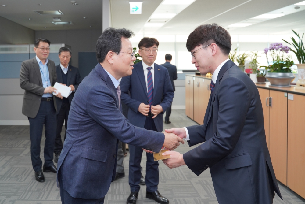 29일 NH통합IT센터(경기도 의왕시 소재)를 방문한 NH농협금융지주 김광수 회장(왼쪽)이 설연휴를 대비해 비상근무 중인 직원을 만나 격려하고 있다./사진=NH농협금융지주