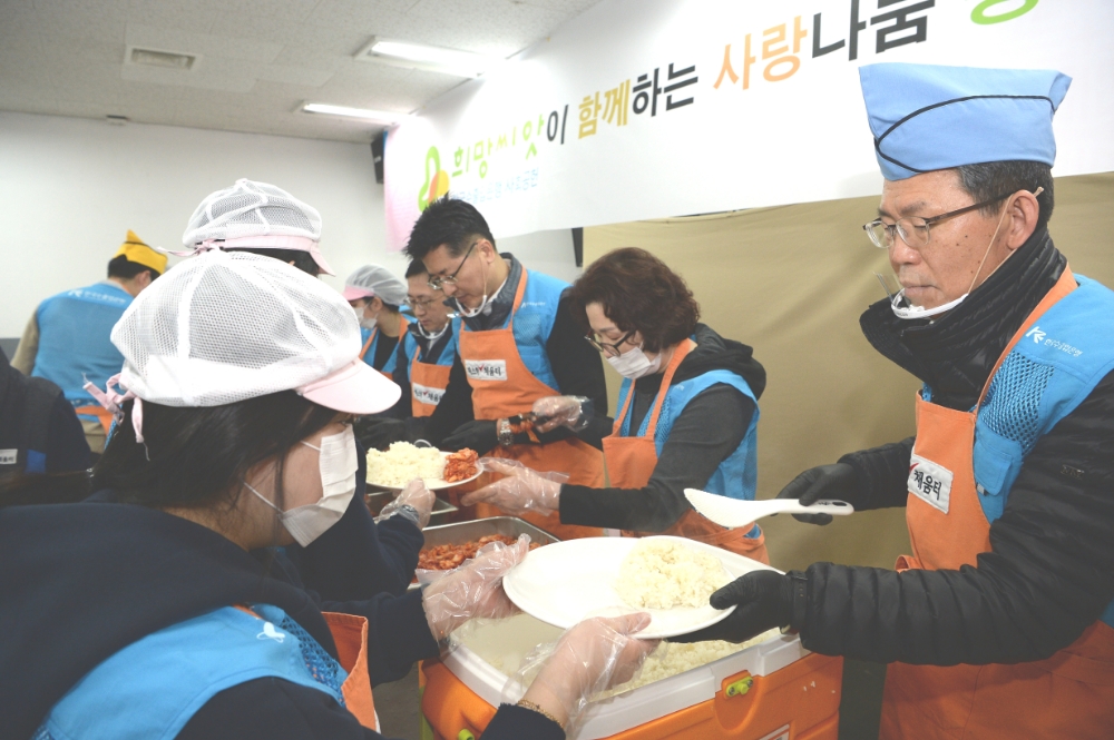 은성수 수출입은행장(사진 가장 오른쪽)이 29일 임직원들과 함께 서울역 인근 무료급식소 '따스한 채움터'을 찾아 노숙인들을 대상으로 배식 봉사를 하고 있다. / 사진= 수출입은행