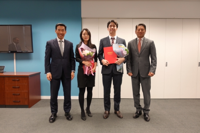 29일 서울 종로 호주대사관에서 열린 `호주 유학 지원금 수여식`에서 장매튜 페퍼저축은행 대표(맨 오른쪽), 제임스 최 호주대사(맨 왼쪽)가 장학생들과 함께 기념사진을 찍고 있다. / 사진 = 페퍼저축은행