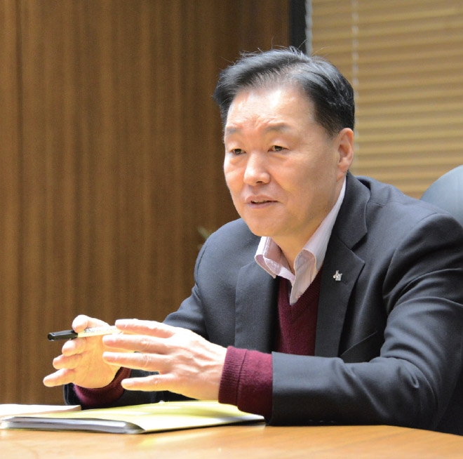 ▲ 이계문 서민금융진흥원장- 1990년행정고시 합격(34회)- 1991년경제기획원 예산실 사무관- 2001년재정경제부 기획관리실 기획재정담당관실 서기관- 2006년기획재정부 정책조정국 서비스경제과장- 2011년기획재정부 기획재정담당관- 2013년주미대사관 공사참사관- 2016년기획재정부 기획조정실 정책기획관- 2017년기획재정부 대변인- 2018년서민금융진흥원 원장