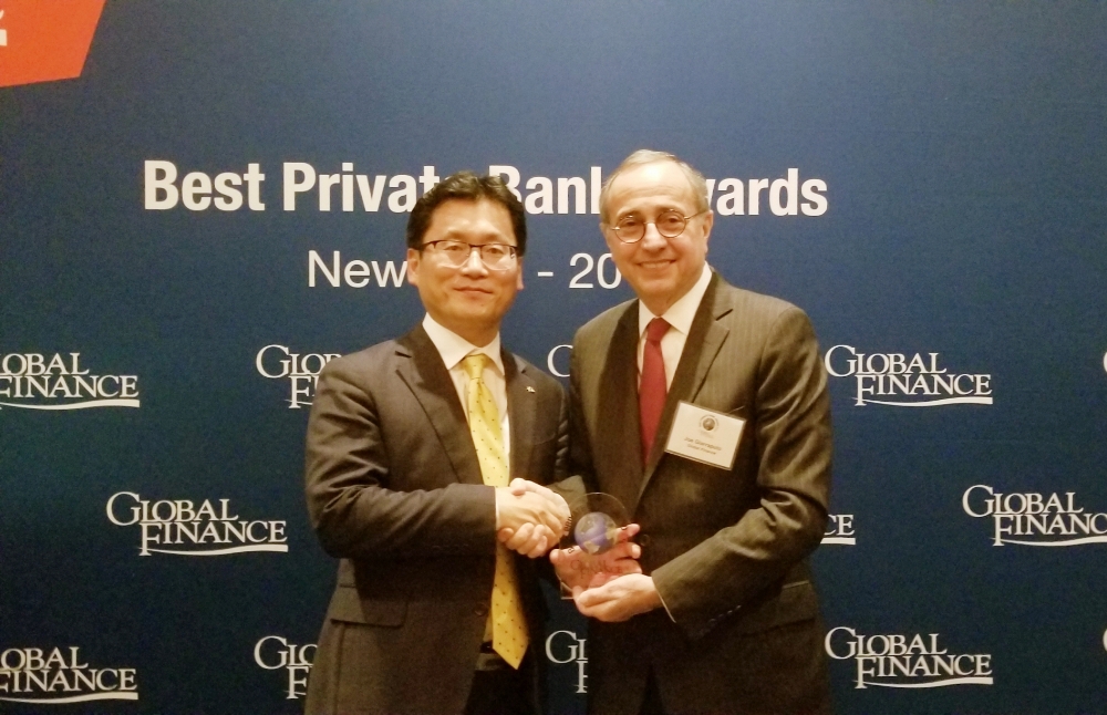 KB국민은행은 지난 5일(현지시간) 미국 뉴욕 소재 ‘하버드 클럽(The Havard Club)’에서 개최된 'Best Private Bank Awards 2019' 시상식에서 대한민국 최고 PB은행으로 선정됐다. 왼쪽은 류영준 KB국민은행 뉴욕지점장. / 사진
