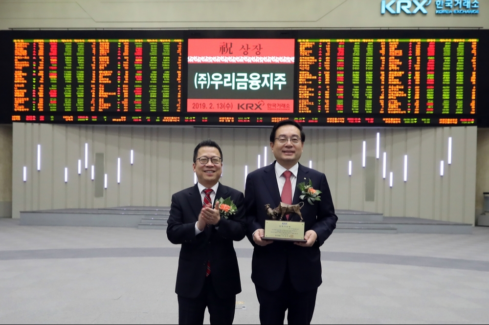 손태승 우리금융그룹 회장(사진 오른쪽)이 정지원 한국거래소 이사장과 기념촬영을 하고 있다./사진=우리금융지주