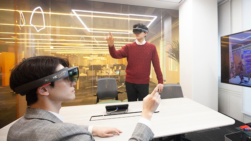 △모델들이 AR글라스를 착용하고 T 리얼 텔레프리즌스를 시연하고 있다/사진=SKT