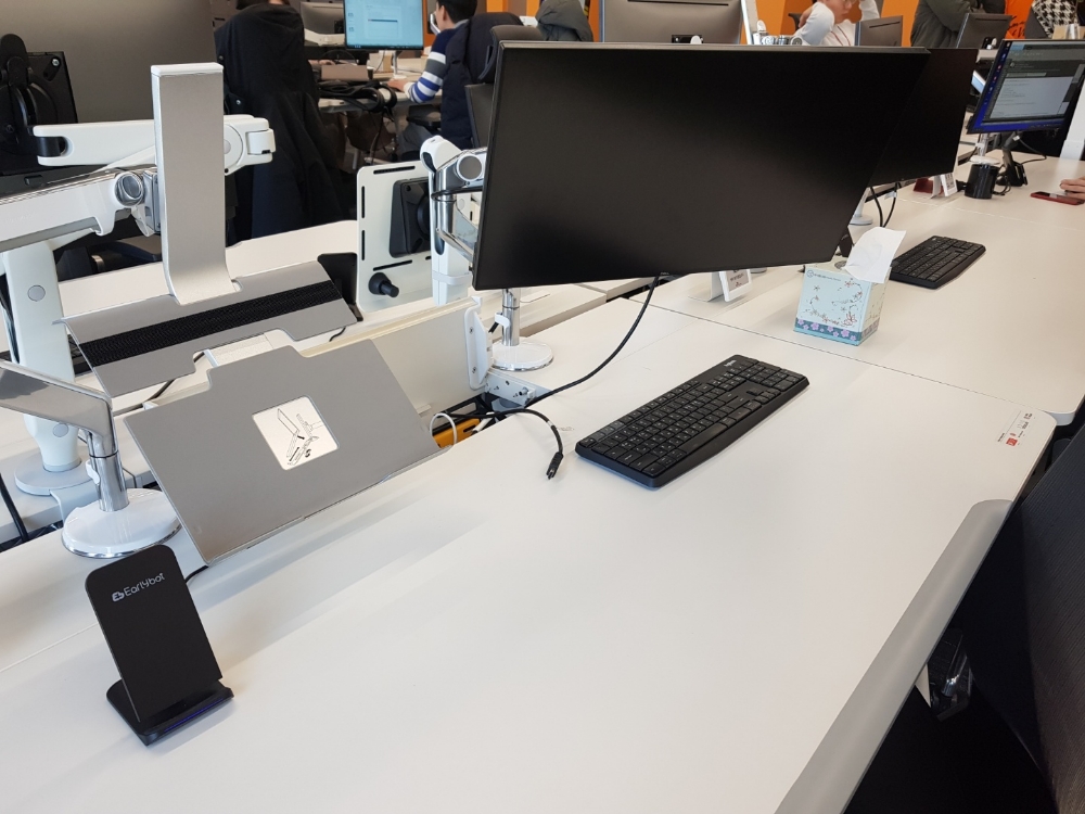 △스마트폰을 도킹패드에 꽂으면 업무가 가능한 가상 데스크톱 환경(VDI)의 모니터와 패드/사진=오승혁 기자