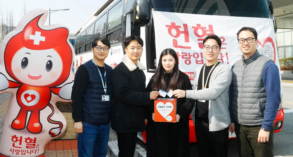 △헌혈에 참여한 삼성디스플레이 임직원들이 헌혈증을 기부하고 있다/사진=삼성디스플레이