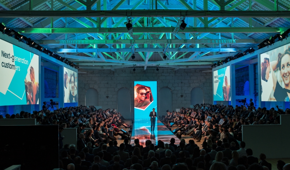 △13일(현지시간) 포르투에서 진행된 '삼성포럼 유럽 2019' 미디어데이에서 삼성전자 유럽총괄의 가이 킨넬(Guy Kinnell) 상무가 2019년형 QLED TV에 대한 발표를 하고 있다/사진=삼성전자