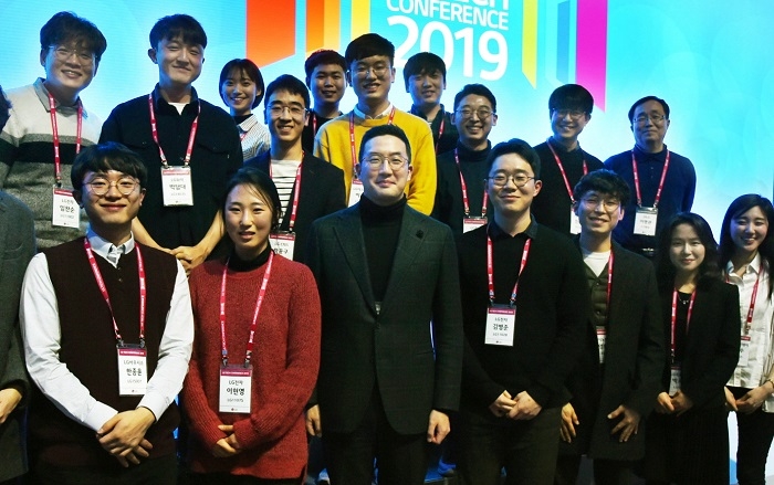 13일 오후 서울 강서구 마곡 LG사이언스파크에서 열린 'LG 테크 컨퍼런스'에서 구광모 (주)LG 대표가 초청 인재들과 함께 기념사진 촬영을 하고 있다. (사진=LG그룹)