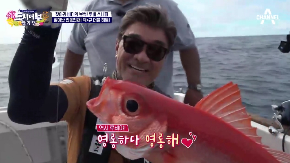 △채널A의 예능 도시어부 팔라우 편에서 배우 이덕화가 루비스내퍼를 낚은 모습/사진=오승혁 기자(프로그램 캡처)