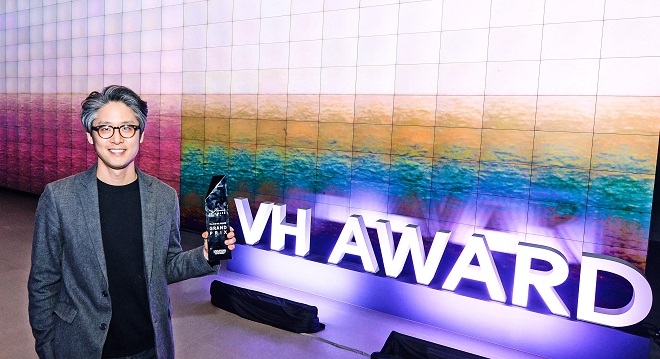 ‘제 3회 VH어워드’ 시상식에서 그랑프리 수상자인 서동주 작가가 '천 개의 수평선(A Thousand Horizons)' 앞에서 기념 촬영을 하고 있다. (사진=현대차)