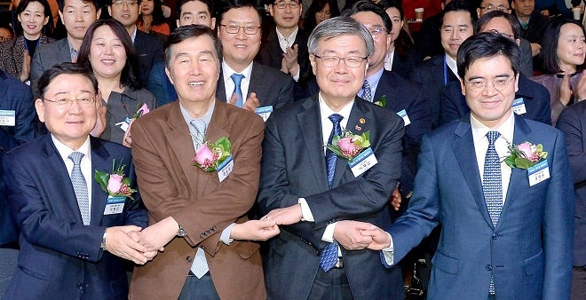 (왼쪽부터)이형근 현대차 정몽구 재단 이사, 권오규 현대차 정몽구 재단 이사장, 이재갑 고용노동부 장관, 공영운 현대자동차그룹 사장이 20일 데모데이에 참석해 기념촬영을 하고 있다. (사진=현대차그룹)