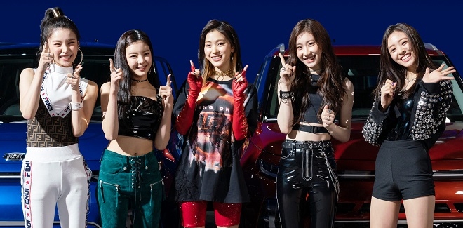 기아차 ‘쏘울 부스터’가 등장하는 JYP 신인 걸그룹 ‘ITZY(있지)’의 데뷔곡 ‘달라달라’ 뮤직비디오 촬영 현장에서 쏘울 부스터와 함께 촬영 중인 ITZY 멤버들의 모습. (사진=기아차)