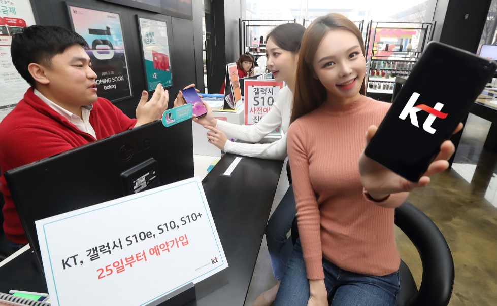 △모델들이 KT의 갤럭시 S10 사전예약 상담을 시연하고 있다/사진=KT