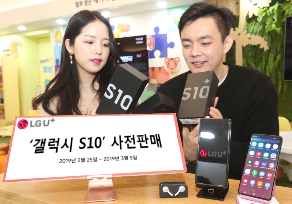 △LG유플러스 모델들이 삼성전자의 갤럭시 S10 사전판매를 홍보하고 있다/사진=LG유플러스
