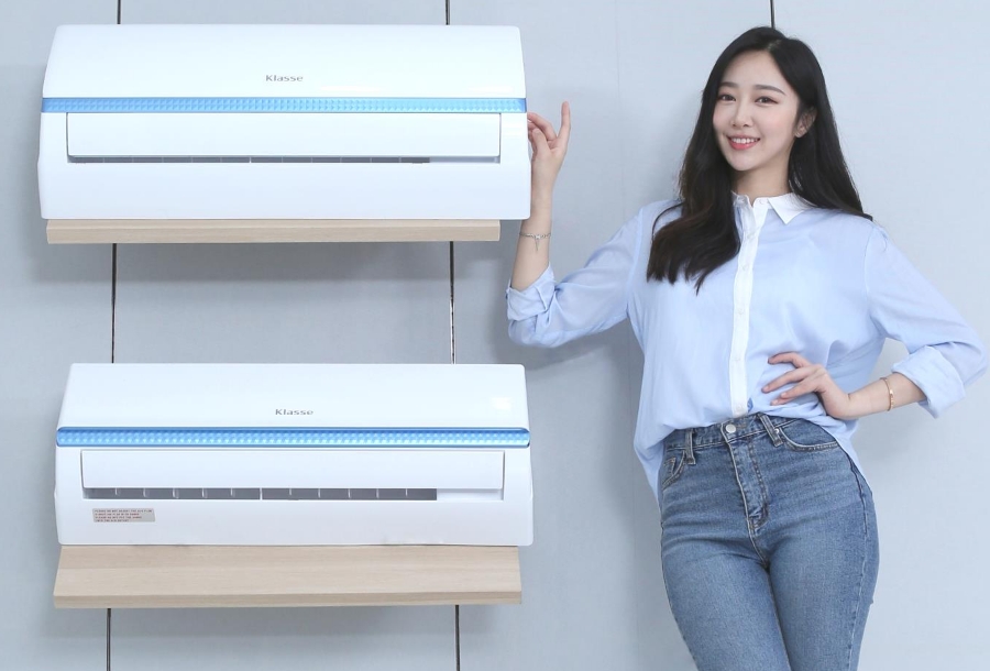 △모델이 대우전자의 클라쎄 2019년형 에어컨을 홍보하고 있다/사진=대우전자