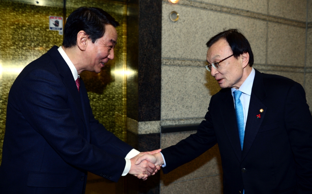 ▲권용원 금융투자협회장(왼쪽)과 이해찬 더불어민주당 대표가 지난달 15일 열린 ‘더불어민주당 대표, 금융투자업계 현장 간담회’에 앞서 악수를 하고 있다./사진=금융투자협회