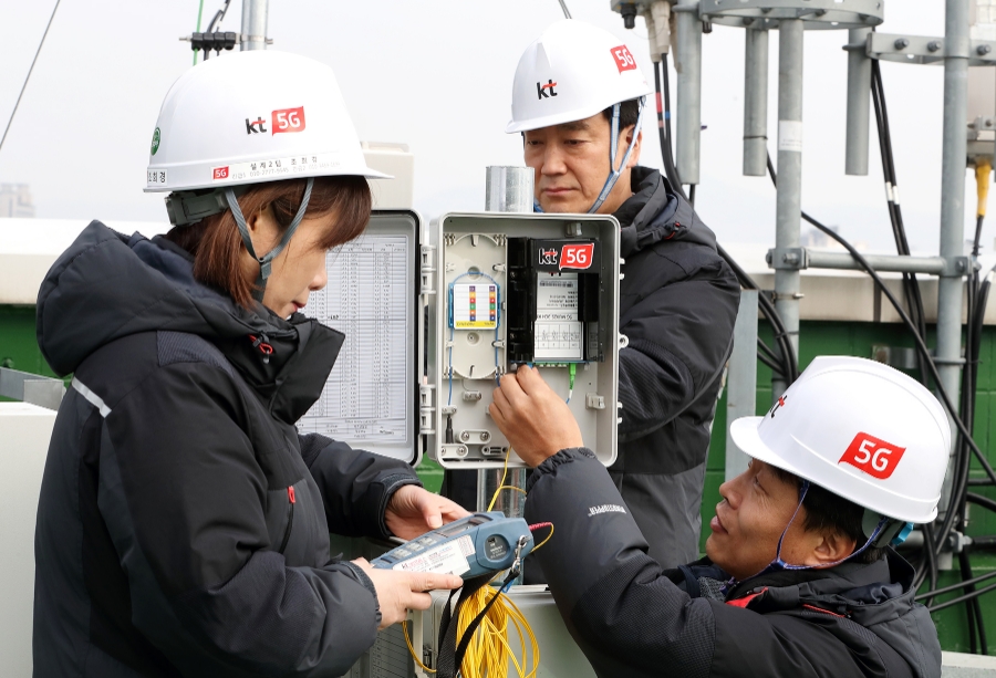 △KT직원들이 5G 네트워크에 5G MUX와 25G 광모듈을 도입 구축하고 시험하고 있는 모습/사진=KT