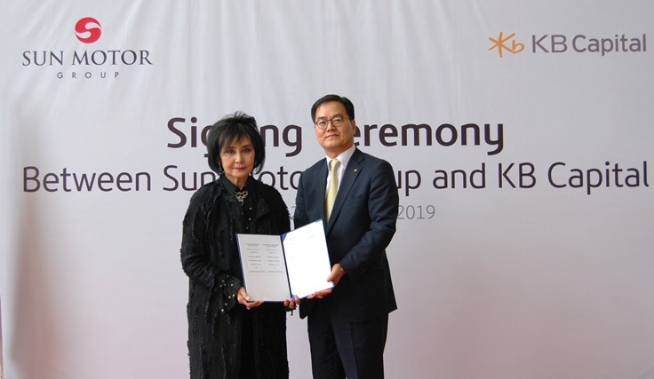 황수남 KB캐피탈 대표이사(오른쪽)와 이멜다(Imelda) 순모터그룹(Sun Motor Group) 회장이 지난 2월 인도네시아 자카르타 남부 보고르에서 순모터그룹의 종합금융 계열사 순인도 파라마 파이낸스(Sunindo Parama Finance) 지분 85%를 인수하는 계약을 체결하고 기념촬영을 하고 있다. / 사진 = KB캐피탈