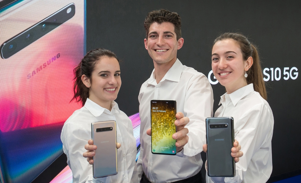 △모델들이 MWC 2019에서 체험할 수 있는 갤럭시 S10을 홍보하고 있다/사진=삼성전자