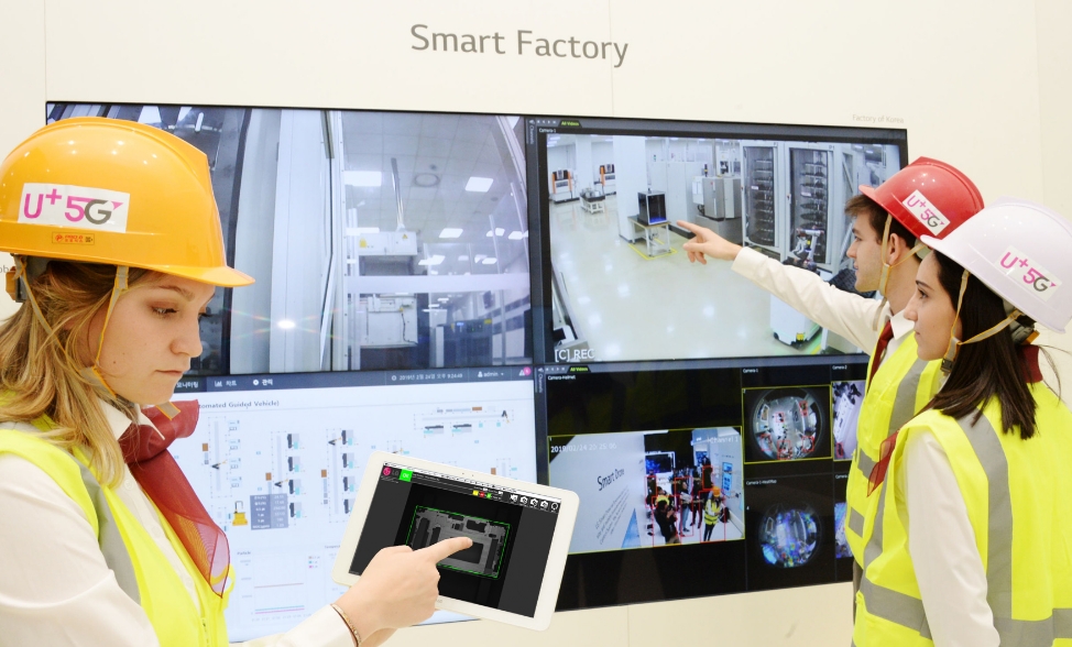 △스페인 바르셀로나 현지에서 모델들이 스마트 팩토리 서비스를 시연하고 있다/사진=LG유플러스