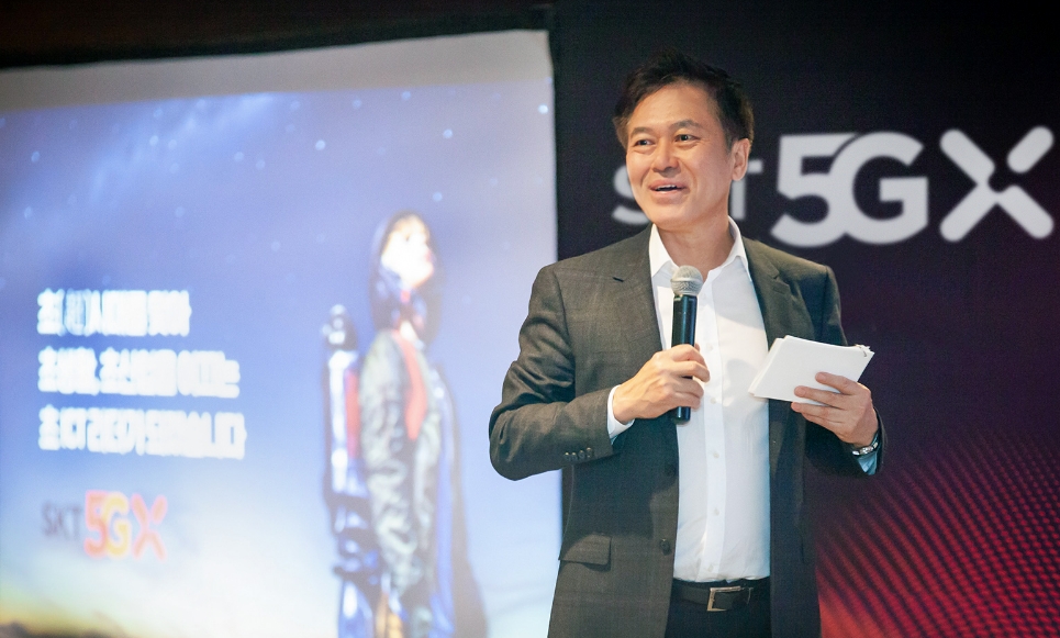 △박정호 SK텔레콤 사장이 초시대 개념을 제시하고 있다/사진=SKT