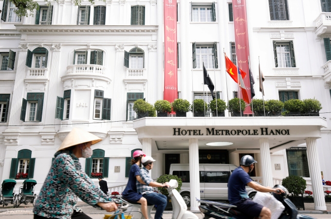 지난 23일(현지시간) 베트남 하노이 시민들이 소피텔 메트로폴 호텔 앞을 오토바이를 타고 지나가고 있다. [사진=로이터 뉴스핌]
