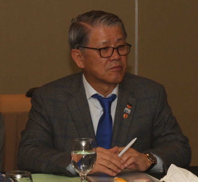 27일 최신원 대한펜싱협회 회장(SK네트웍스 회장)이 요르단 암만에서 열린 '2019 아시아 펜싱연맹 총회'에서 아시아펜싱협회 부회장으로 당선됐다. (사진=대한펜싱협회)