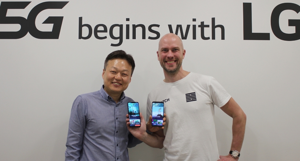 △ 이상민 LG유플러스 FC부문장(전무)와 베사 주티라(Vesa Jutila) 해치 엔터테인먼트 창업자가 5G VR 게임 서비스 독점 MOU를 체결하고 있는 모습/사진=LG유플러스