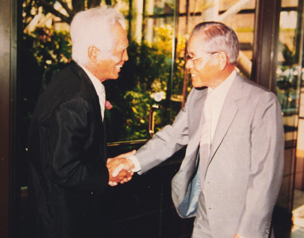 △1981년 6월 교보문고 개장기념식에서 삼성그룹 이병철 회장을 맞이하고 있는 대산 신용호(왼쪽) / 사진=교보생명