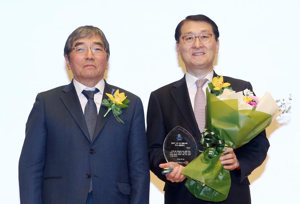 27일 여의도 금융감독원에서 진행된 ‘2018 1사1교 금융교육 우수사례 시상식’에서 신한은행은 ‘우수 금융회사’ 부문 금융감독원장상을 수상했다. 윤석헌 금융감독원장(왼쪽)과 위성호 신한은행장(오른쪽)이 기념 촬영하는 모습 / 사진= 신한은행