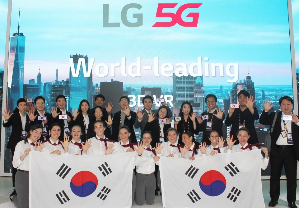 △LG유플러스 직원들이 MWC 2019에서 태극기를 들고 3.1운동 100주년 기념 퍼포먼스를 하고 있다/사진=LG유플러스