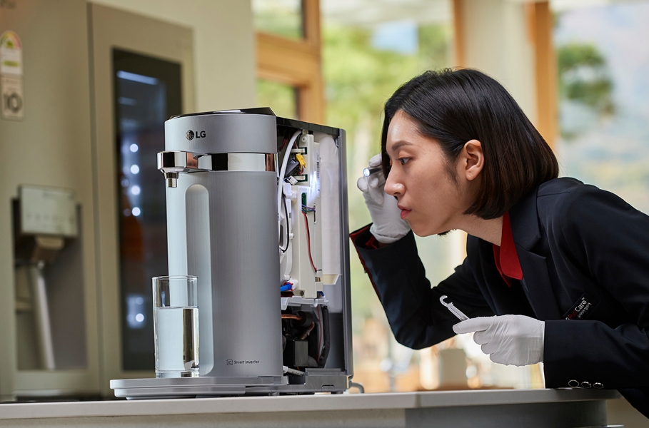 △케어솔루션 매니저가 정수기를 관리하고 있다/사진=LG전자