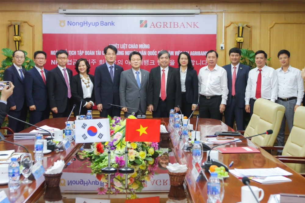 21일 베트남 하노이 아그리뱅크 본부 회의실에서 열린 'NH농협금융지주-아그리뱅크 경영진 간담회'에서 NH농협금융지주 김광수 회장과 베트남 Agribank 찐 응옥 칸 회장이 간담회를 마친 후 기념촬영을 하고 있다./사진=NH농협금융지주