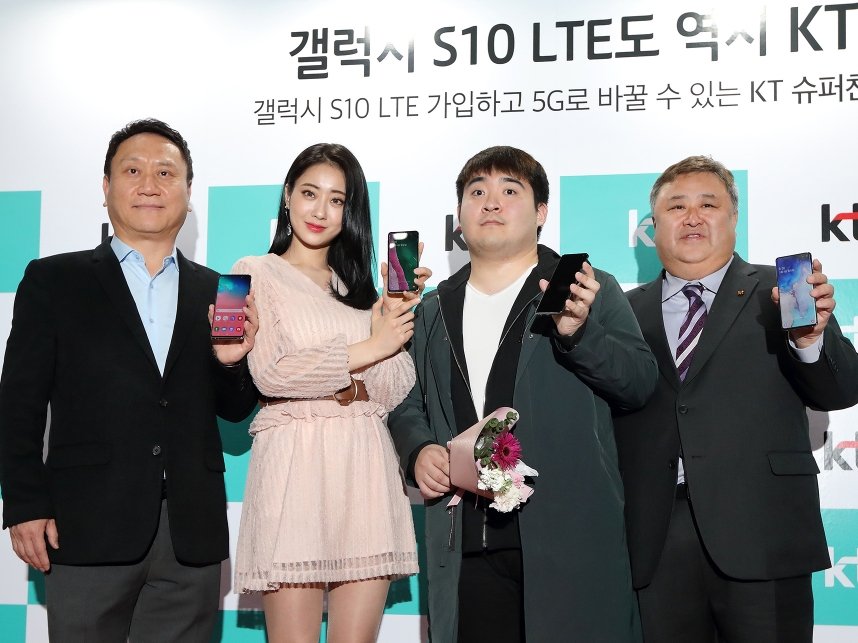 △광화문 KT스퀘어에서 진행된 갤럭시 S10 사전개통 행사에서  경품 1등 당첨자 정문경씨가 기념촬영을 하고 있다. 왼쪽부터 박훈종 삼성전자 IM영업2그룹장 상무, 가수 경리, 1등 당첨자 정문경,  이현석 KT 디바이스본부장  전무/사진=KT