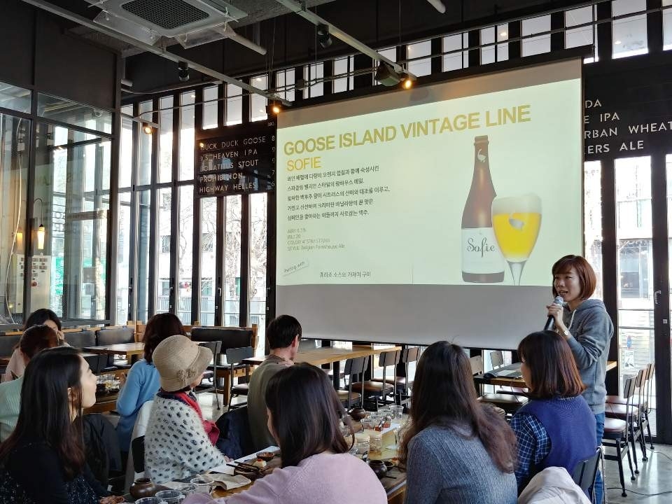 신한은행이 ‘쏠(SOL) 클래스’ 정식 오픈에 앞서 지난 2월 23일 진행한 ‘크래프트 맥주 클래스’ 무료 체험 이벤트에서 참가 고객들이 에일맥주에 대해 설명을 듣고 있는 모습. / 사진= 신한은행