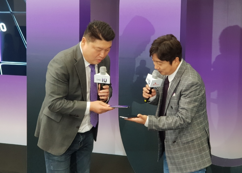 △4일 열린 SKT의 사전예약자 개통 기념 행사에서 무선 배터리 공유 기능을 시연하는 방송인 강호동과 이수근/사진=오승혁 기자