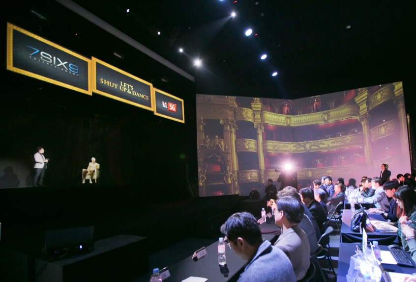 △서울 마포구 누리꿈스퀘어 K-Live에서 세계 최초로 5G 네트워크를 활용한 한국-미국 대륙간 홀로그램 시연에 왼쪽에서부터 7SIX9 아시아 황윤하 대표가 7SIX9 제리 그린버그 회장과 홀로그램을 통해 대화 중이다/사진=KT