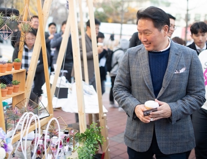 최태원 SK그룹 회장이 2018 행복얼라이언스 데이 서울 행사에서 플리마켓을 둘러보고 있다. (사진=SK행복나눔재단)