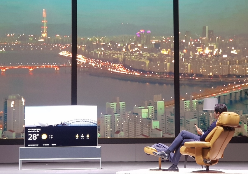 △모델이 음성 검색으로 휴가갈 호주 시드니 지역의 정보를 검색하고 있다/사진=오승혁 기자