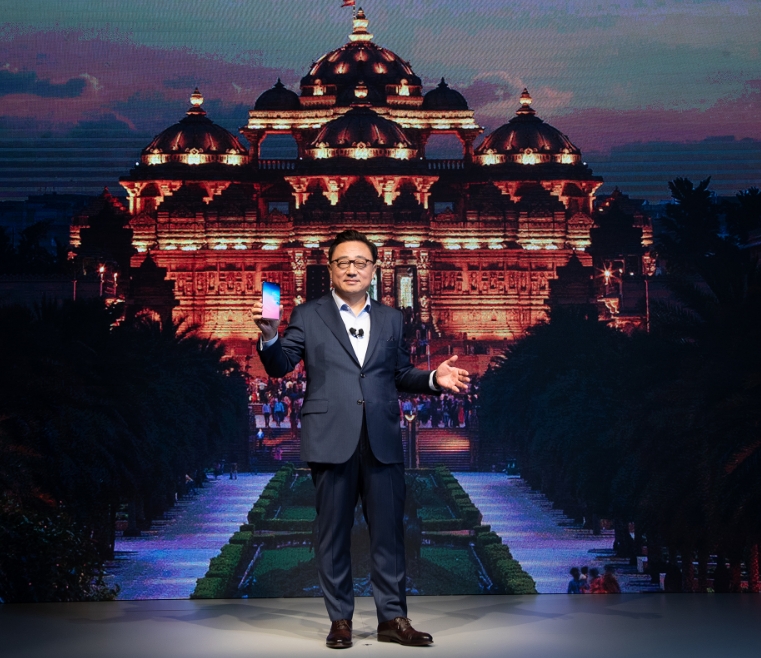 △고동진 삼성전자 IM부문장이 인도 뉴델리에서 갤럭시 S10 행사 기념 사진을 찍고 있다/사진=삼성전자