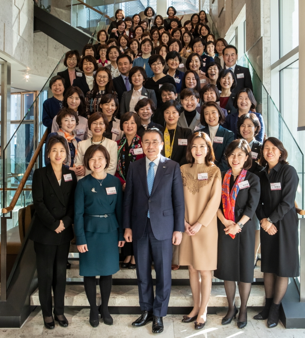 신한금융그룹은 8일 서울 중구 소재 한 호텔에서 그룹 내 여성 임원과 본부장, 상위 직급 여성 부서장 등이 참석한 가운데 그룹 여성리더 육성 프로그램인 '신한 쉬어로즈(Shinhan SHeroes)' 2기 출범식을 열고 기념촬영을 하고 있다.  첫줄 왼쪽에서 세번째 조용병 회장. / 사진= 신한금융지주