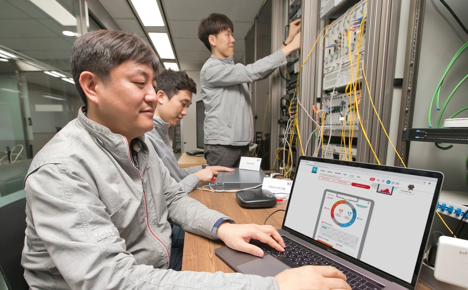 △KT 직원들이 기존 UTP 케이블을 통해 5기가 UTP 상용 장비의 인터넷 속도품질을 검증 하고 있다/사진=KT