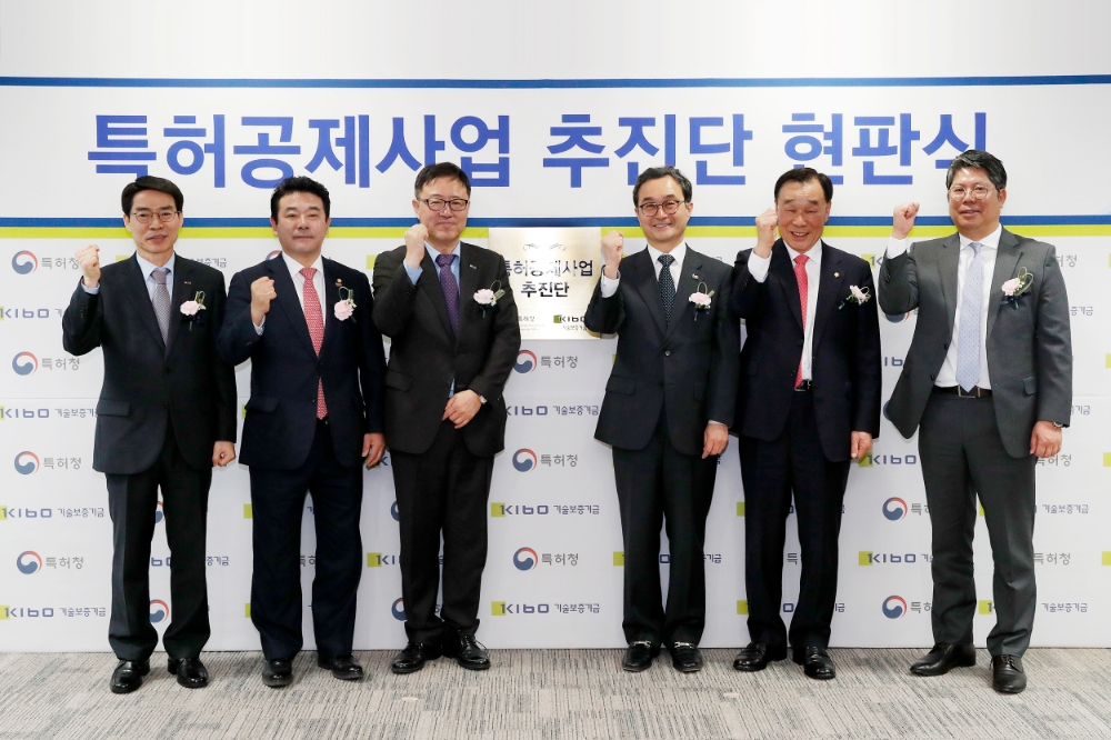 (왼쪽에서 두번째부터) 박정 더불어민주당 의원, 정윤모 기보 이사장, 박원주 특허청장, 김기선 자유한국당 의원이 현판식에서 기념촬영을 하고 있다./사진=기술보증기금